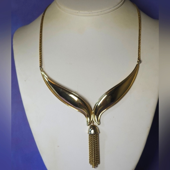 Vintage Avon Gold Tone Chain Tassel Necklace - Picture 1 of 11